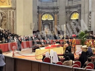 Oltre 100.000 fedeli a San Pietro, prosegue l’omaggio a Ratzinger