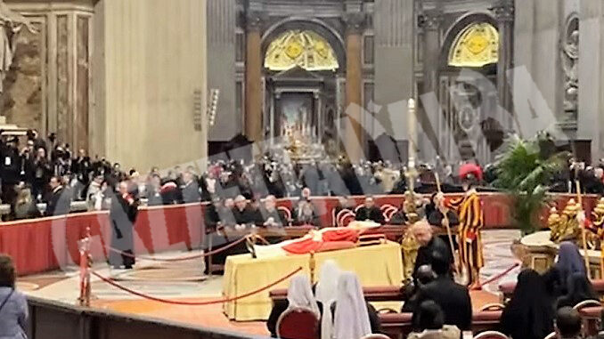 Oltre 100.000 fedeli a San Pietro, prosegue l’omaggio a Ratzinger