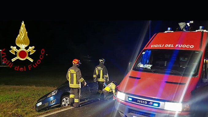 Auto in un fossato a Monale: conducente anziano liberato dall'abitacolo dai Vigili del fuoco