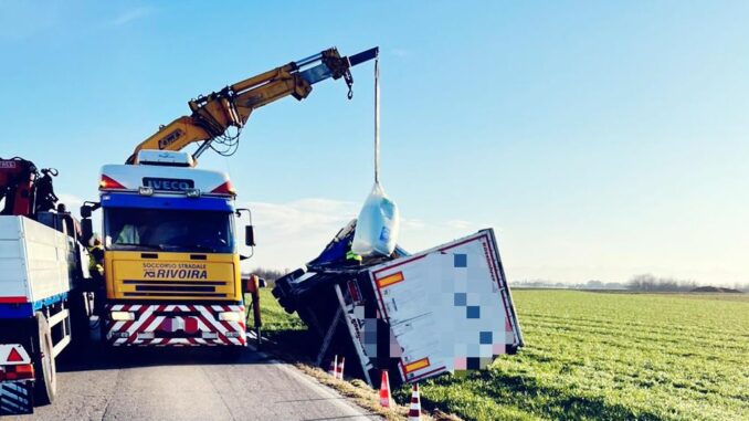 Camion si ribalta nei pressi della Gai: chiusa la provinciale