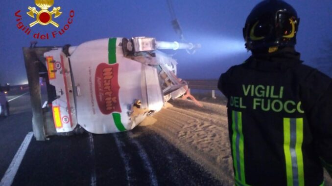 Rimorchio ribaltato sull'A21: illeso l'autista del camion