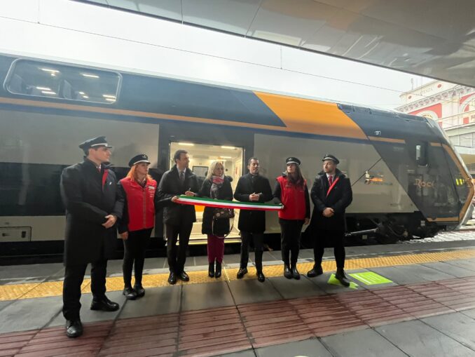 Trenitalia: due nuovi treni Rock sui binari delle linee Torino-Milano e Asti-milano  1