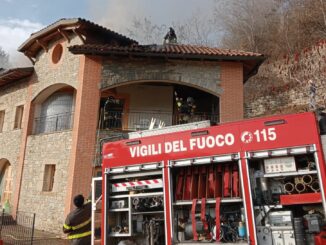 Tetto in fiamme a Cortemilia: Pompieri di Alba al lavoro