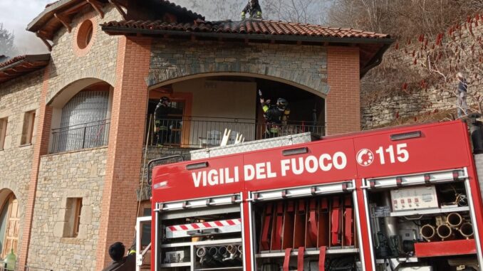 Tetto in fiamme a Cortemilia: Pompieri di Alba al lavoro