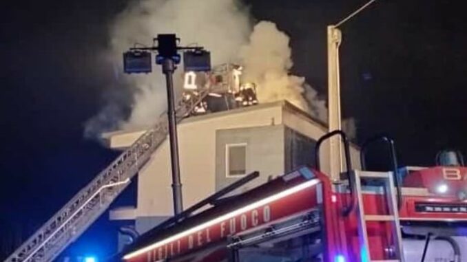 Brucia il tetto di una casa: notte di lavoro per i Pompieri 1