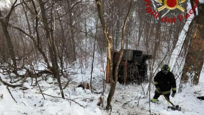 Camion precipita sulla strada per Prato Nevoso: ferito l'autista 1