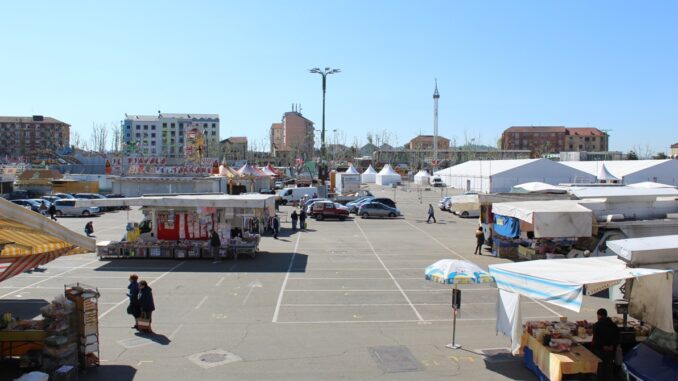 Asti: in piazza Alfieri il mercato chiuderà alle 16 e non più alle 15