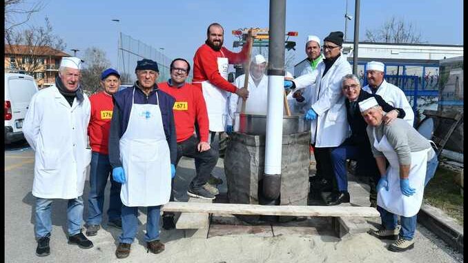 Al Carnevale di Mussotto un piatto di polenta anche per il sindaco Carlo Bo