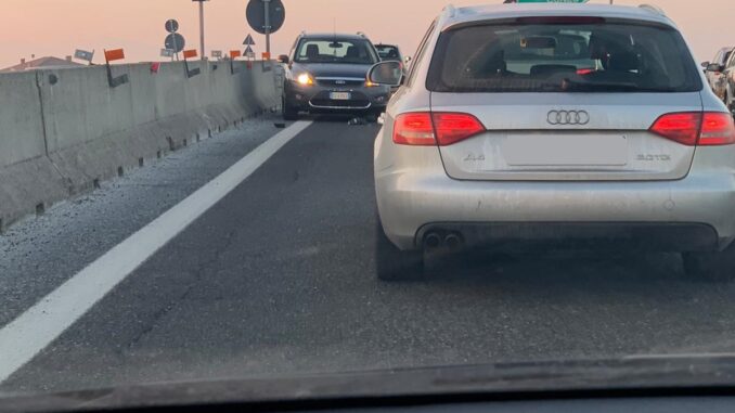 Panico in tangenziale a Bra per un auto in contromano