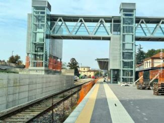 Dopo tre anni e mezzo di lavori apre la passarella ferroviaria di Alba