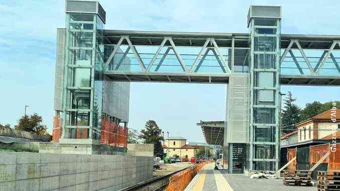 Dopo tre anni e mezzo di lavori apre la passarella ferroviaria di Alba