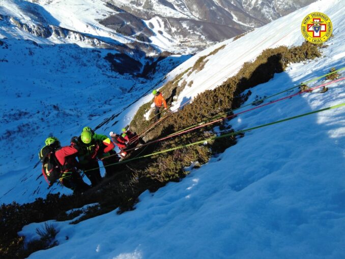 Soccorso tecnico e sanitario invernale in montagna: si è concluso oggi il partecipato corso organizzato a Limone Piemonte