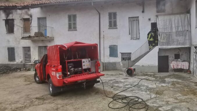 Revignano d'Asti: incendiato il primo piano di un'abitazione, intervengono i Vigili del fuoco di Asti