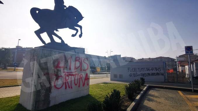 Imbrattato dagli anarchici che protestano contro il 41 bis il monumento al generale Govone 3