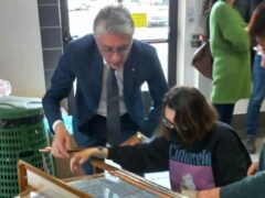 Il sindaco di Alba Carlo Bo visita il laboratorio Accipicchia del Consorzio socio assistenziale