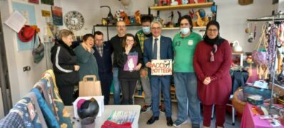 Il sindaco di Alba Carlo Bo visita il laboratorio Accipicchia del Consorzio socio assistenziale 2