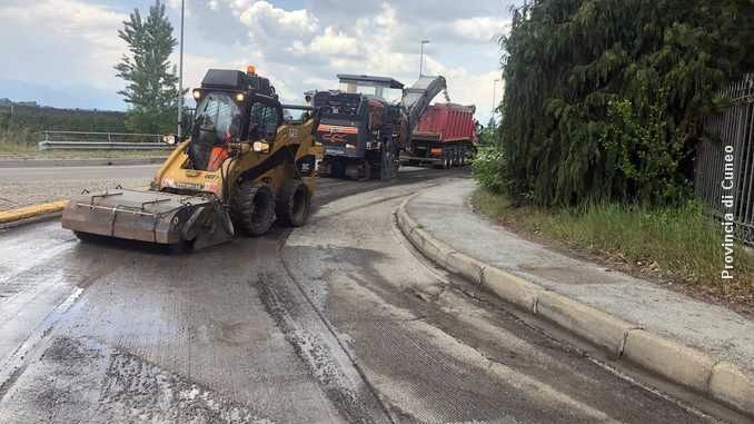 La Provincia riasfalta la rotonda di Canale e un tratto tra Baraccone e Neive