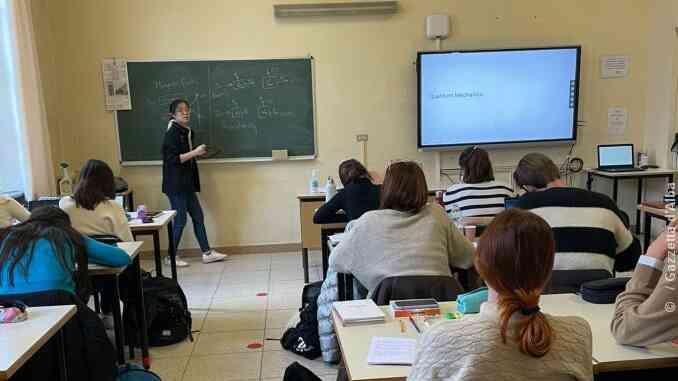 govone-lezioni-inglese2 Studentesse del Mit di Boston insegnano fisica in inglese ai licei Govone e Gallizio 1