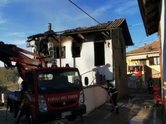 Incendio di una casa disabitata a San Damiano d’Asti, intervengono i pompieri