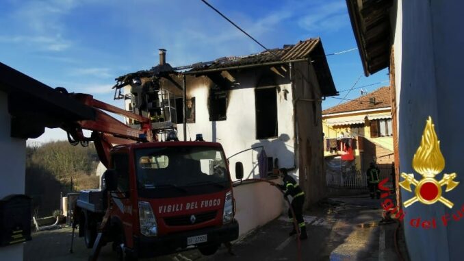 Incendio di una casa disabitata a San Damiano d’Asti, intervengono i pompieri