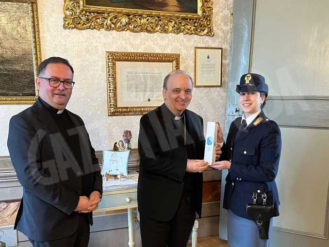 Al vescovo di Alba l'olio degli ulivi di Capaci, per ricordare le