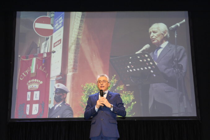 Alba: l’omaggio all’ex sindaco Enzo Demaria ha aperto la serata conclusiva del Centenario fenogliano