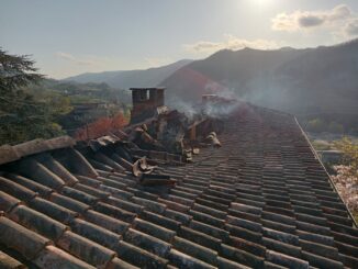 Incendio camino a Rocchetta Belbo, brucia una porzione di tetto