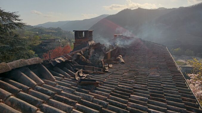 Incendio camino a Rocchetta Belbo, brucia una porzione di tetto