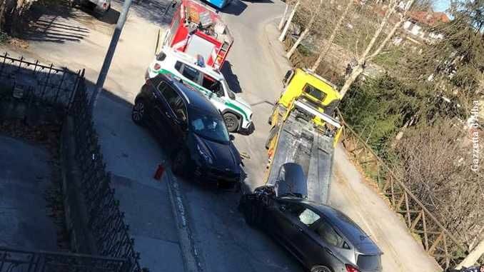 Tre feriti nello contro tra due auto in via Montenero a Bra