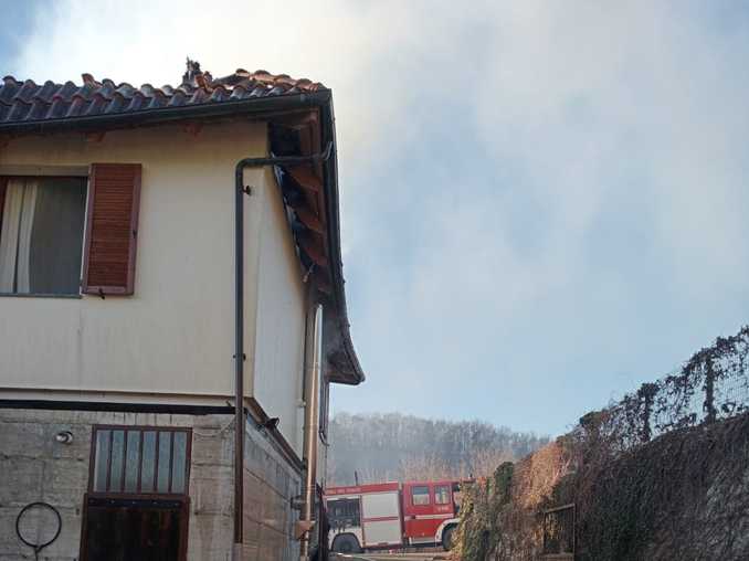 Cravanzana: incendio in una casa, Vigili del fuoco sul posto