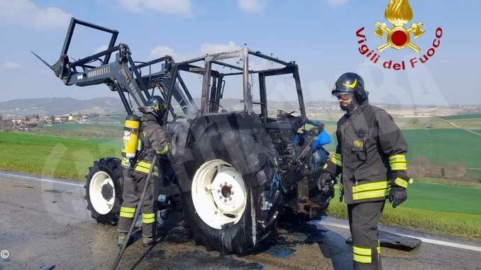 Trattore in fiamme sulla provinciale a Tonco: illeso l'autista