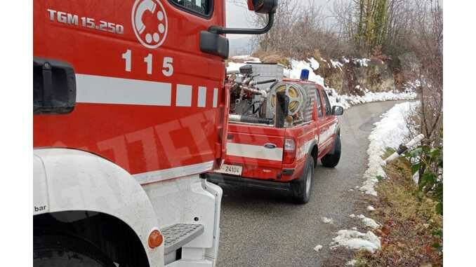 Magazzino in fiamme a Castino: intervengono i Pompieri