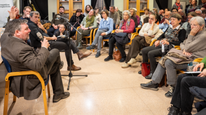 Sala gremita a Santo Stefano Belbo per l’incontro con Luca Morino e Luca Mercalli sul cambiamento climatico 1