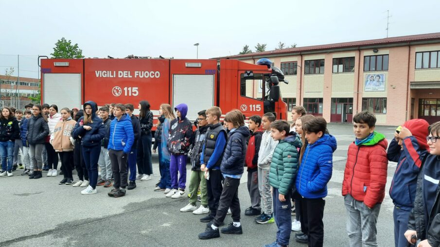 Una mattinata molto speciale con i Vigili del fuoco alla scuola media salesiana di Bra