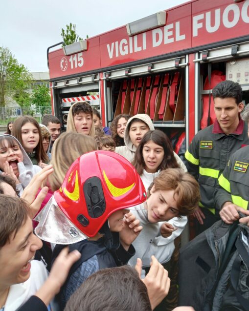 Una mattinata molto speciale con i Vigili del fuoco alla scuola media salesiana di Bra 5