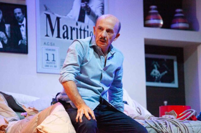 “L’erba del vicino è sempre più verde”, di e con Carlo Buccirosso, conclude la rassegna di Prosa del Teatro Sociale “G. Busca” di Alba 2