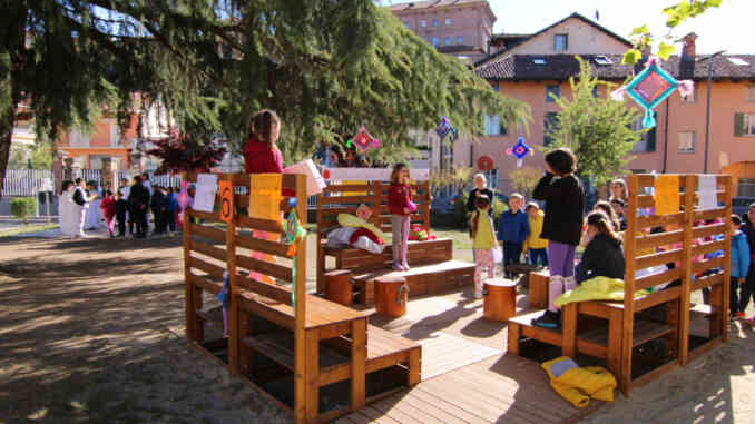 Banchi e cattedra all'aperto per la primaria di Fossano