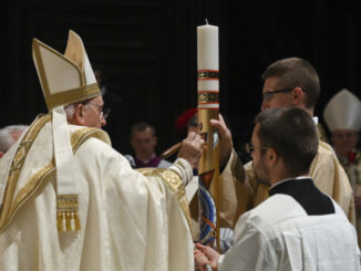 Arriva da Asti un piviale per Papa Francesco: la veste è stata indossata ieri durante la Veglia pasquale