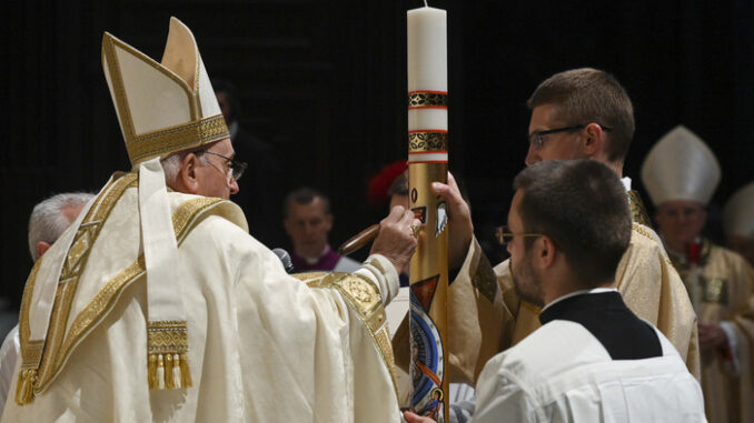 Arriva da Asti un piviale per Papa Francesco: la veste è stata indossata ieri durante la Veglia pasquale