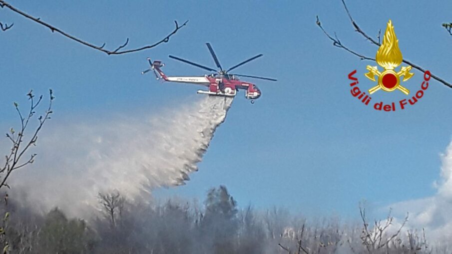 Divampa nuovamente incendio boschivo in località Casali Gavotti a Roccaforte di Mondovì