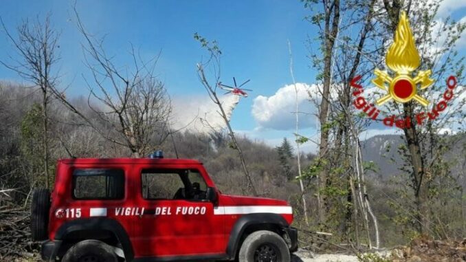 WhatsApp Image 2023-04-17 at 21.07.34 Divampa nuovamente incendio boschivo in località Casali Gavotti a Roccaforte di Mondovì 1