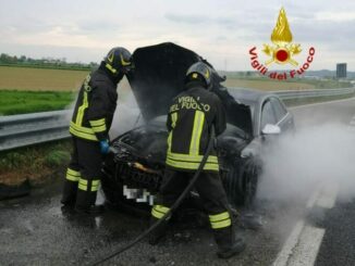 Incendio auto lungo la tangenziale di Bra