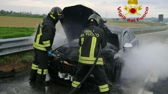 Incendio auto lungo la tangenziale di Bra