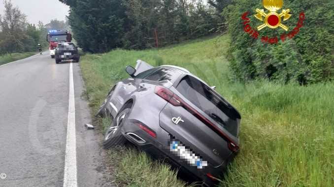 Auto fuori strada a Novello: intervengono i pompieri