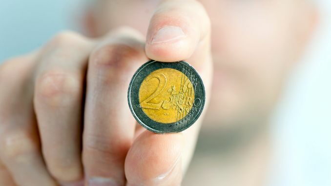 moneta euro Derubavano anziani e donne lanciando a terra monetine per distrarre le vittime: i Carabinieri fermano i truffatori