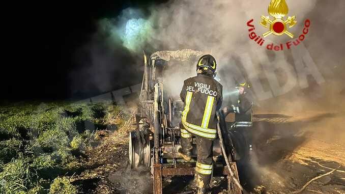 Incendio alla Veglia di Cherasco: distrutto un trattore