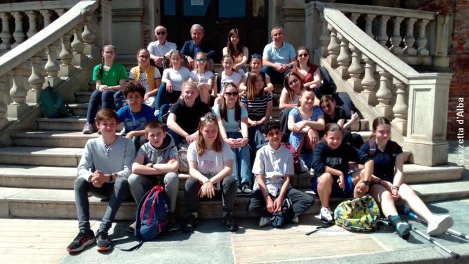 Francesi davanti al Comune Studenti francesi nella media salesiana di Bra e ricevuti in comune 2
