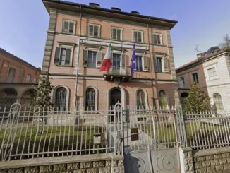 Vandali imbiancano con un estintore a polvere alcuni locali dell'Enologica