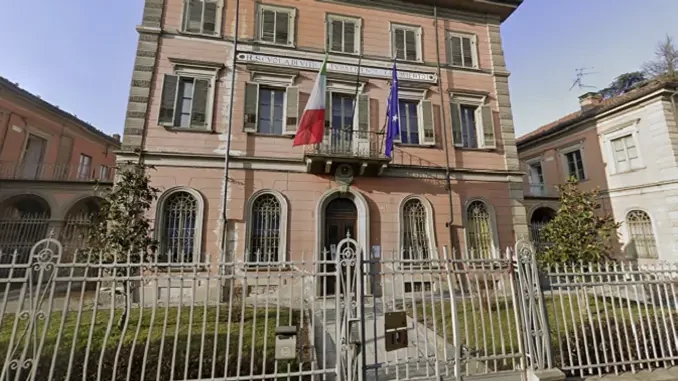 Vandali imbiancano con un estintore a polvere alcuni locali dell'Enologica