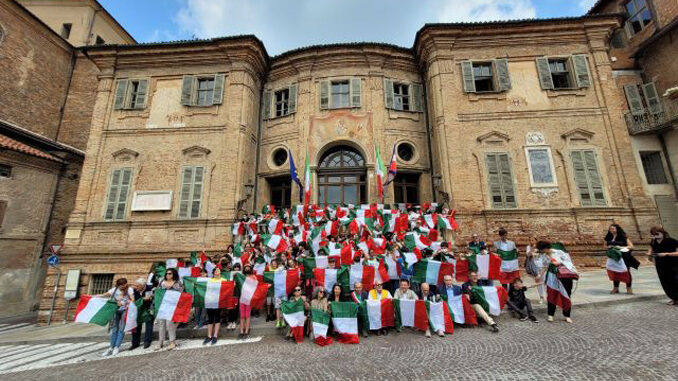 WhatsApp Image 2023-05-01 at 19.05.06 Il Lions Club Bra Host distribuisce il tricolore a tutti gli allievi e le allieve delle quinte elementari della città